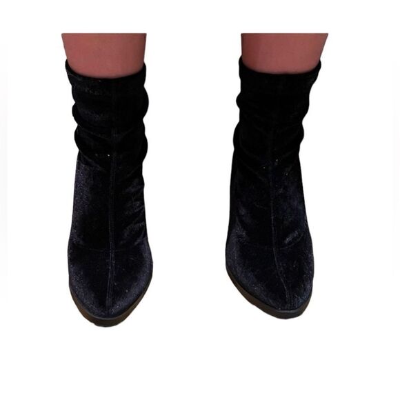 Forever 21 black velvet booties. Size 6‎ - Picture 7 of 8